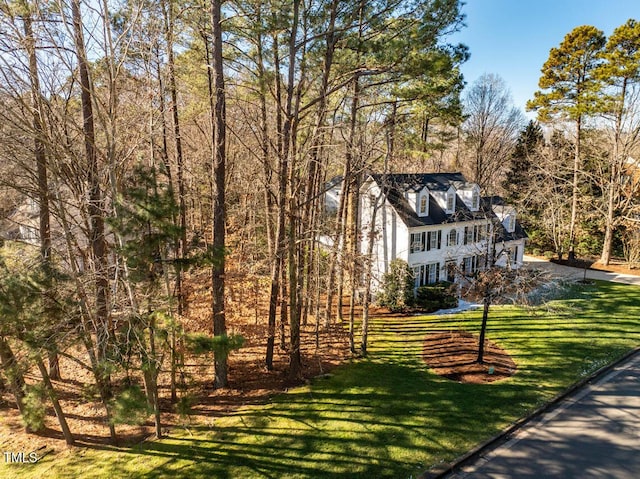 view of front of home featuring a front yard