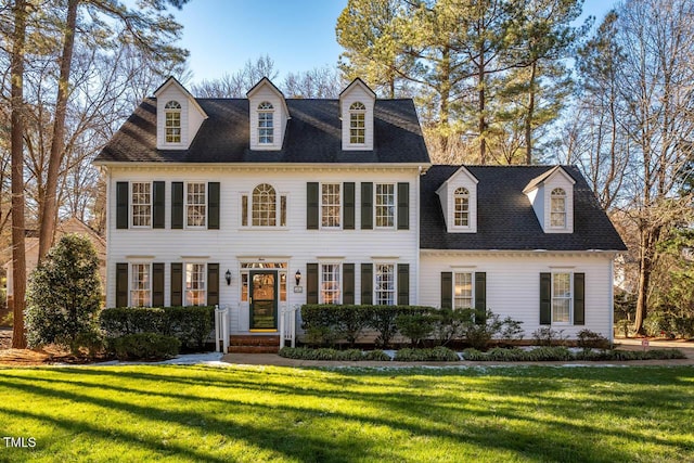 view of front of property featuring a front lawn