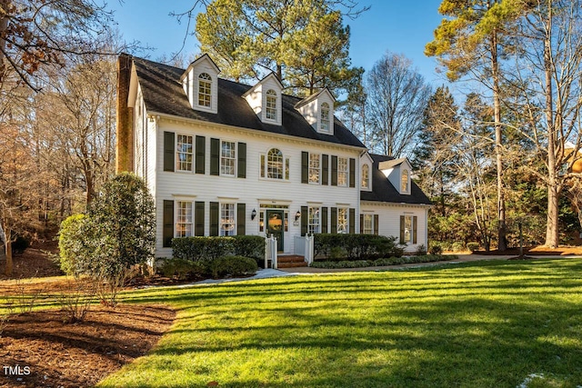 view of front facade with a front lawn