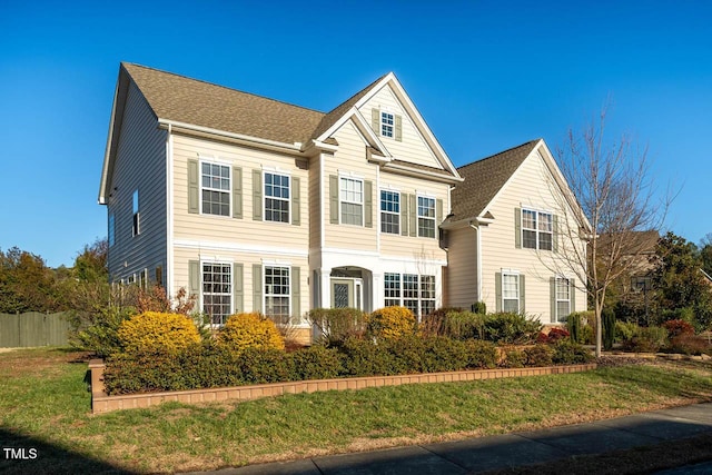 view of front facade featuring a front lawn