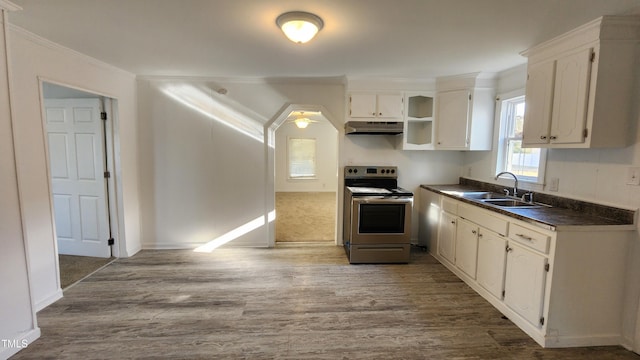 kitchen featuring electric range, sink, ceiling fan, white cabinets, and ornamental molding