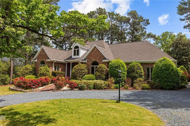 view of front of property featuring a front lawn