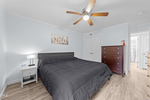 bedroom with crown molding, ceiling fan, and light hardwood / wood-style flooring