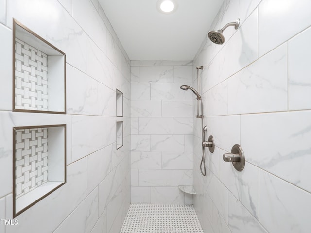 bathroom featuring a tile shower