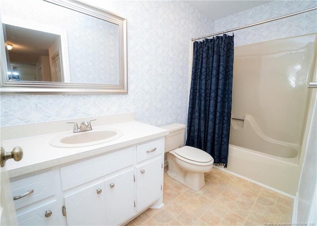 full bathroom with toilet, vanity, and shower / bath combo