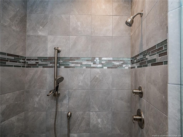 bathroom featuring tiled shower