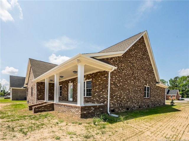 view of side of property featuring a lawn