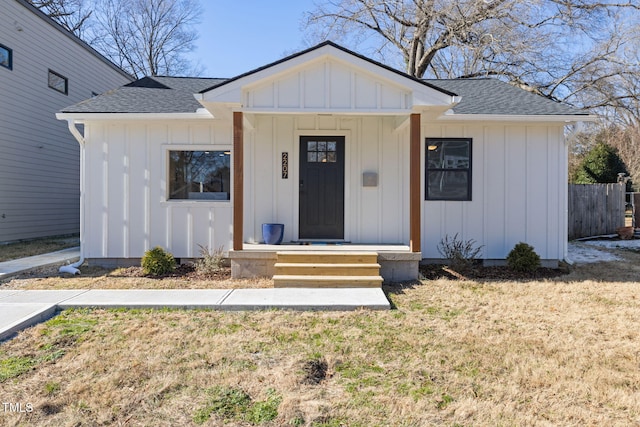 view of front facade with a front yard