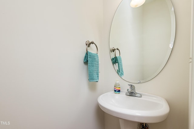 bathroom featuring sink