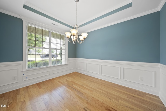 unfurnished room with a notable chandelier, visible vents, and a tray ceiling