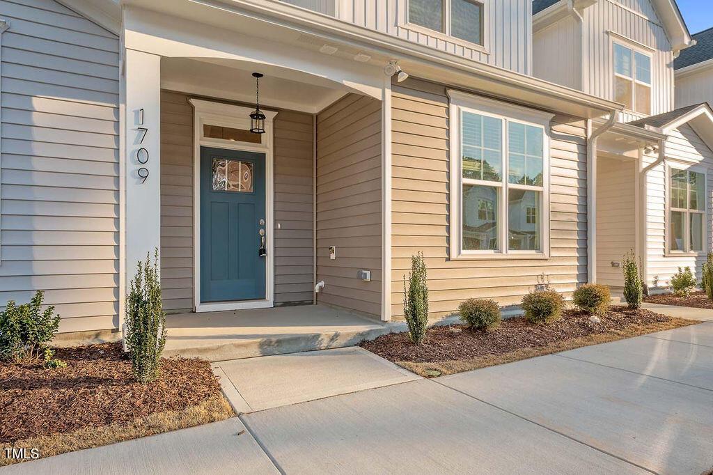 entrance to property with covered porch