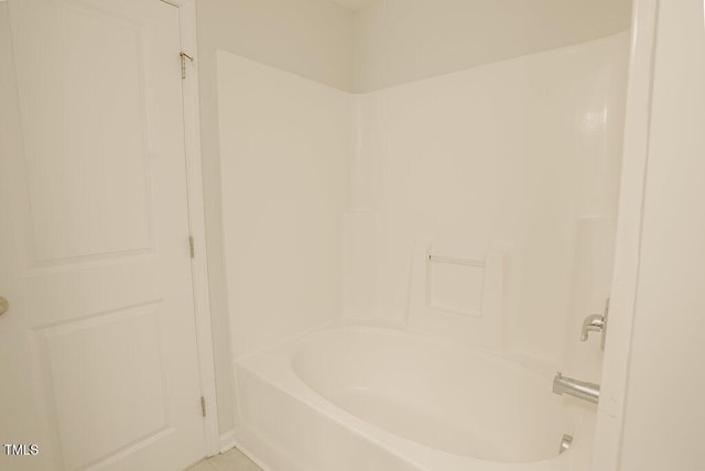 bathroom with washtub / shower combination