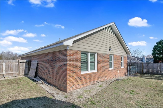 view of side of property featuring a lawn