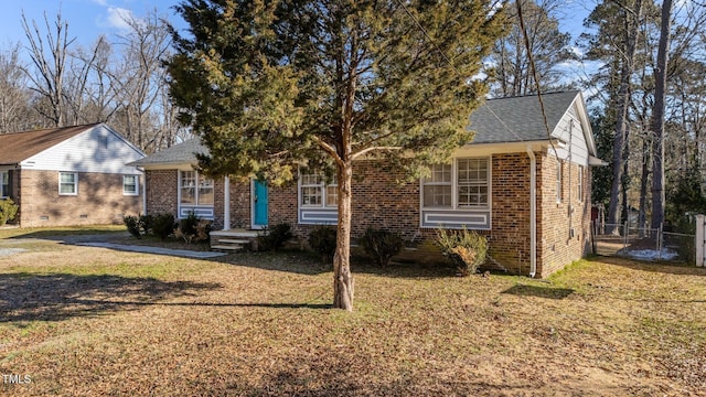 view of front facade with a front lawn