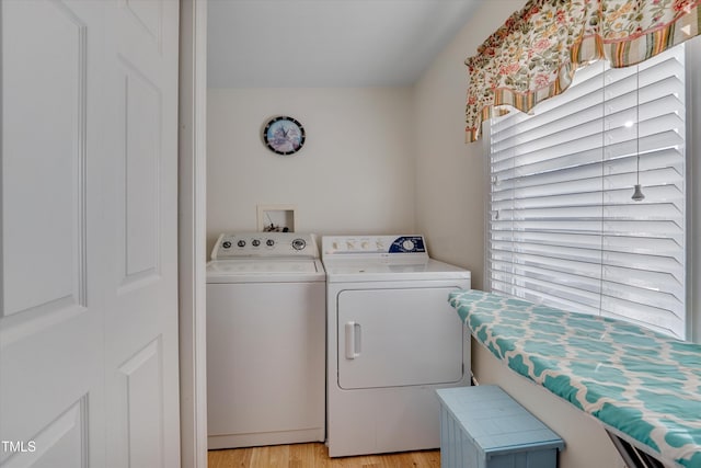 laundry room featuring light wood-type flooring and independent washer and dryer