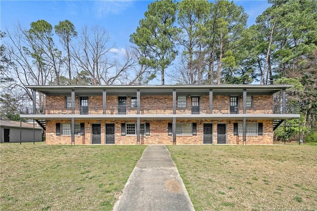 view of front of house with a front lawn