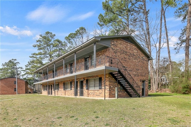 back of house featuring a yard