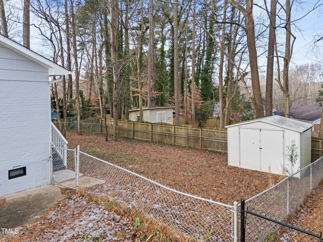 view of yard featuring a shed