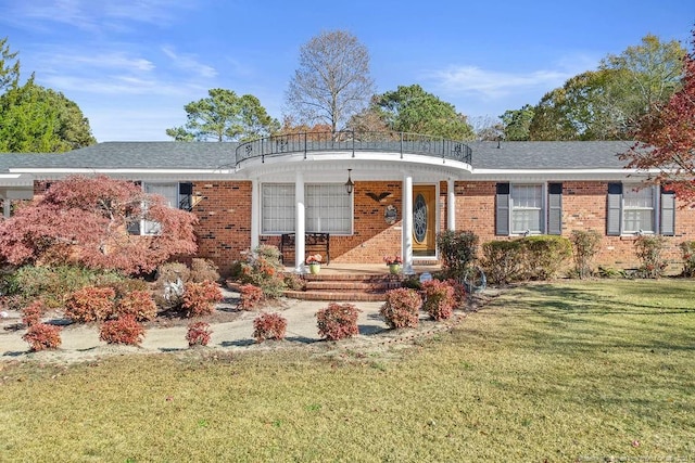 single story home with a front lawn