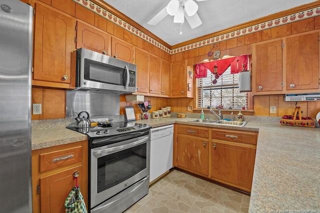 kitchen featuring sink, stainless steel appliances, a textured ceiling, and ceiling fan