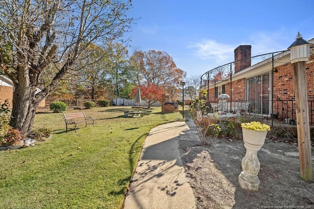 view of yard featuring a patio area