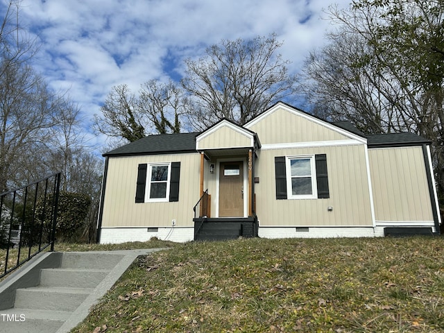 manufactured / mobile home featuring a front yard