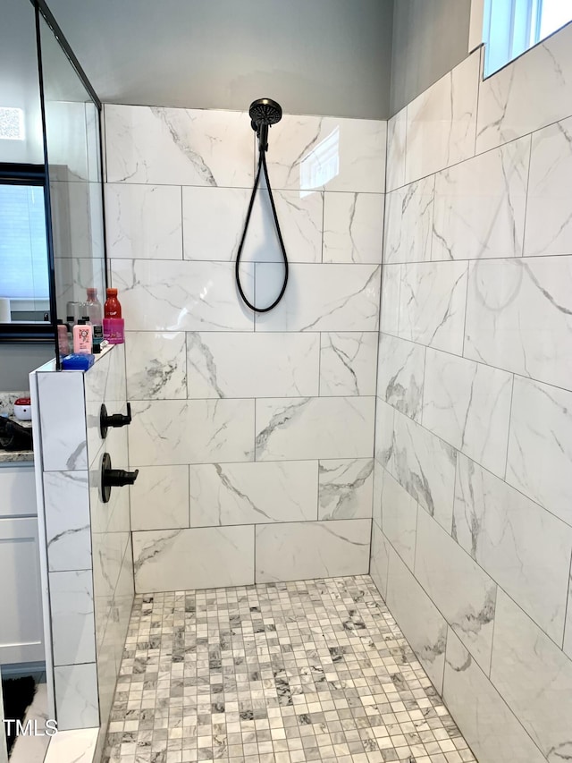 bathroom featuring tiled shower