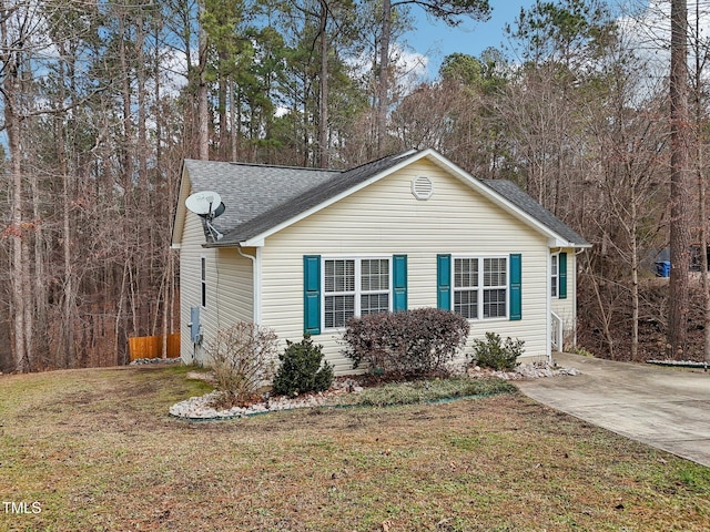 view of front of property featuring a front yard