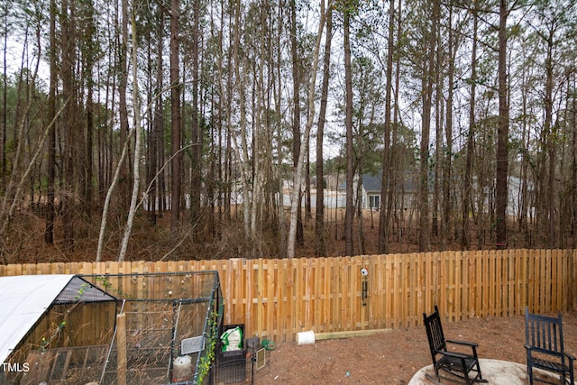 view of yard with an outdoor structure