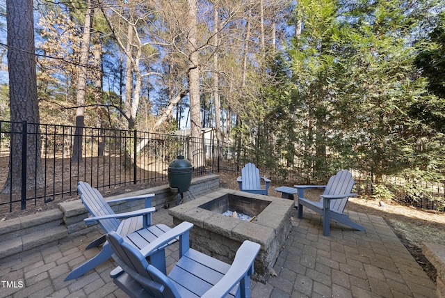 view of patio featuring an outdoor fire pit and grilling area