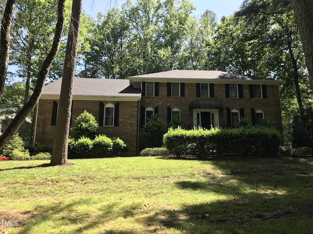 view of front facade with a front yard