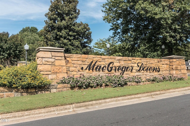 view of community / neighborhood sign