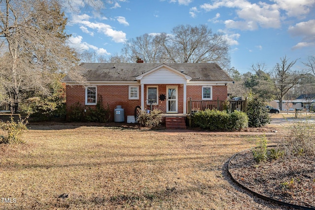 view of front of home featuring a front yard