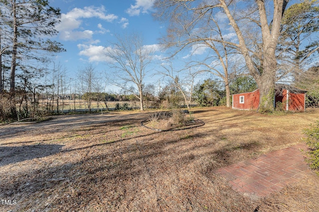 view of yard featuring an outbuilding