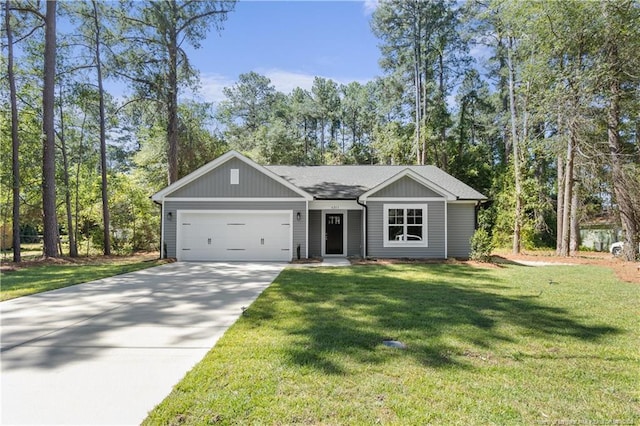 view of front of house featuring a front lawn and a garage