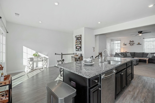 kitchen with sink, dishwasher, ceiling fan, an island with sink, and dark hardwood / wood-style floors