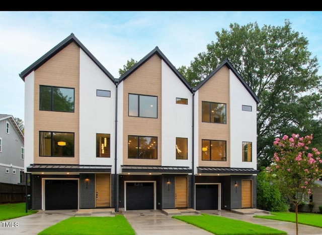 view of front facade featuring a garage and a front lawn