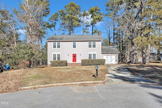 view of front of property featuring a front yard