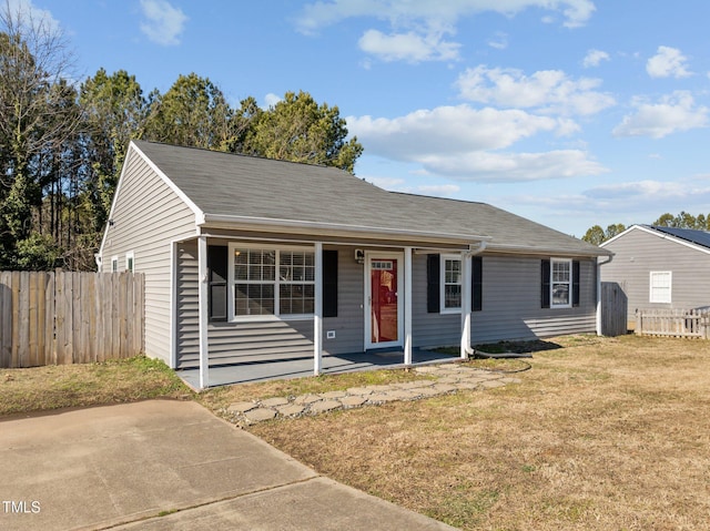 view of front of house featuring a front lawn