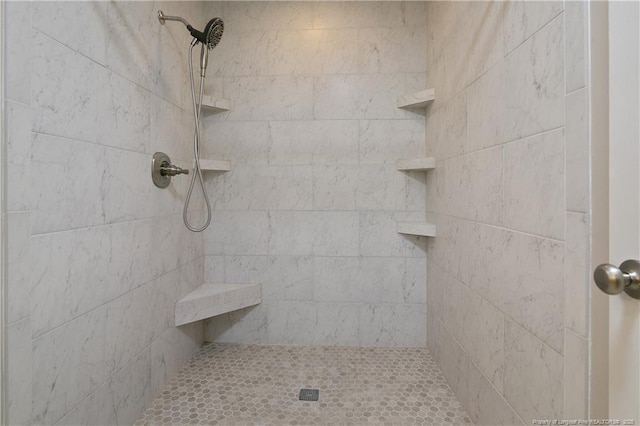 bathroom featuring tiled shower