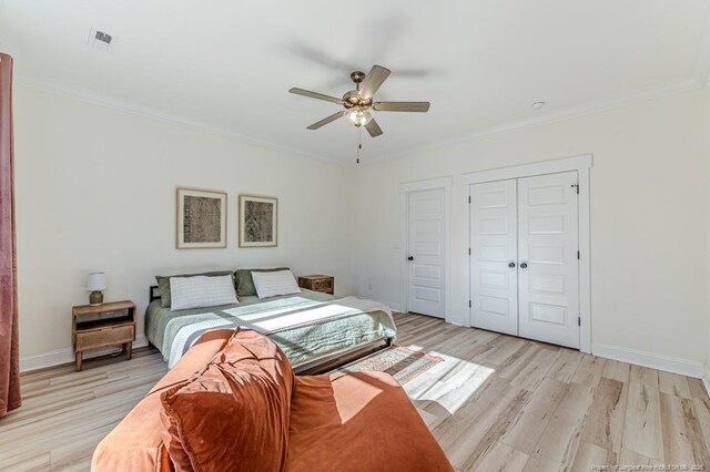 bedroom with ceiling fan, ornamental molding, and light hardwood / wood-style flooring