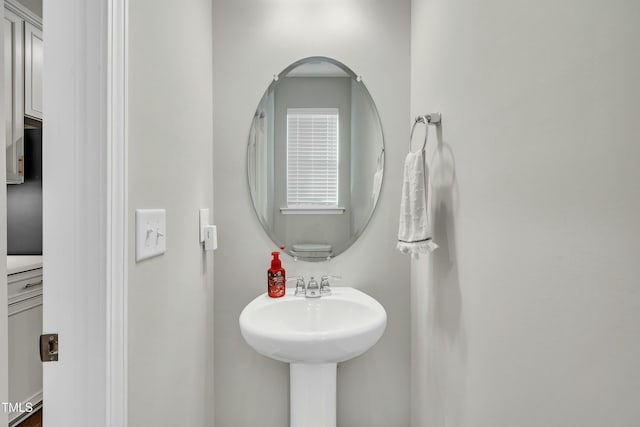 bathroom featuring sink