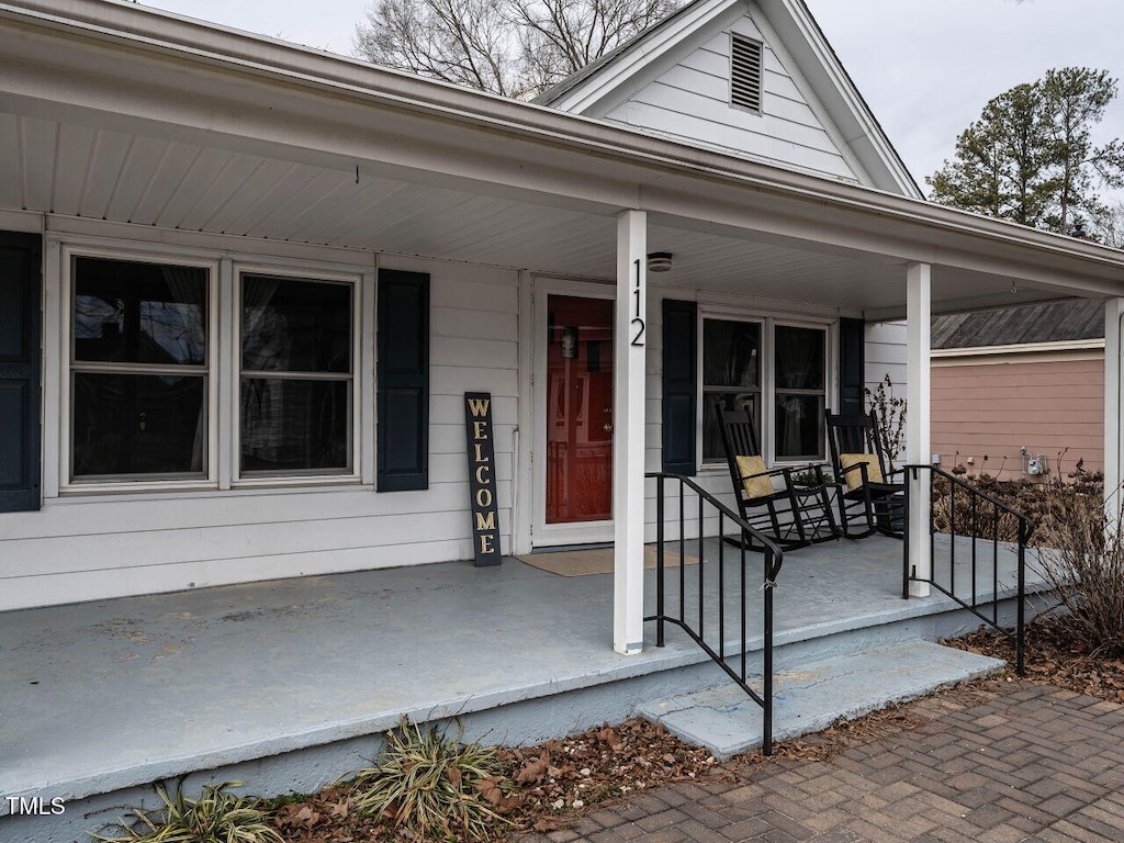 property entrance featuring a porch