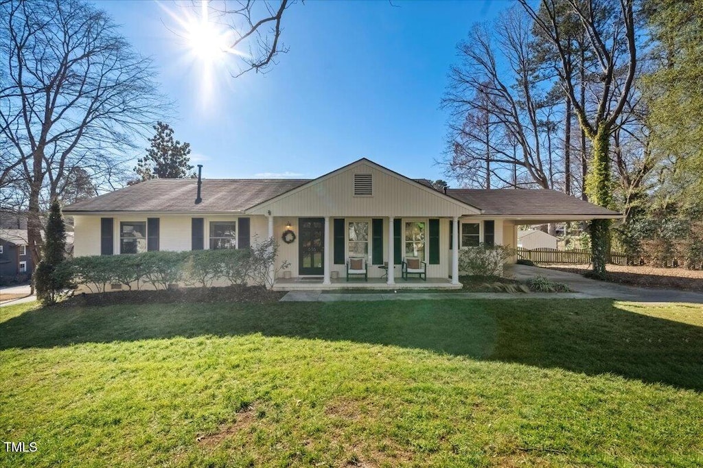 ranch-style house featuring a front lawn and covered porch