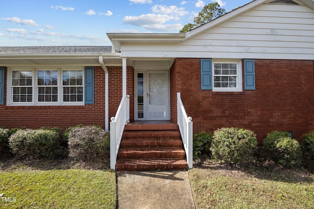 view of front facade with a front lawn