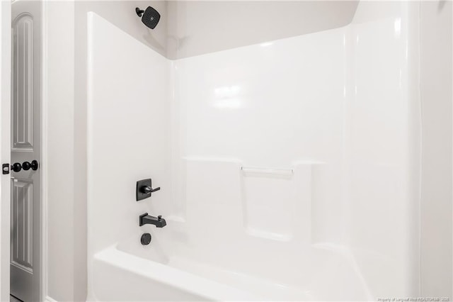 bathroom with bathtub / shower combination