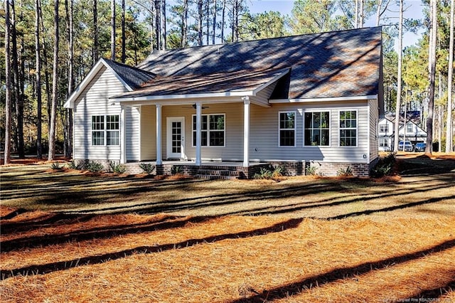 view of front facade featuring a front lawn and a porch