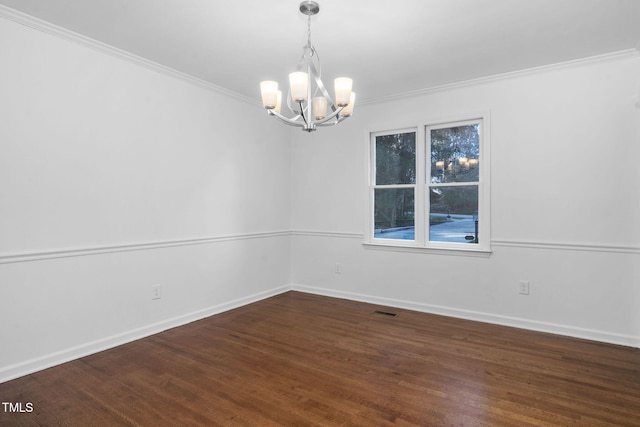 empty room with crown molding, dark wood-type flooring, and an inviting chandelier