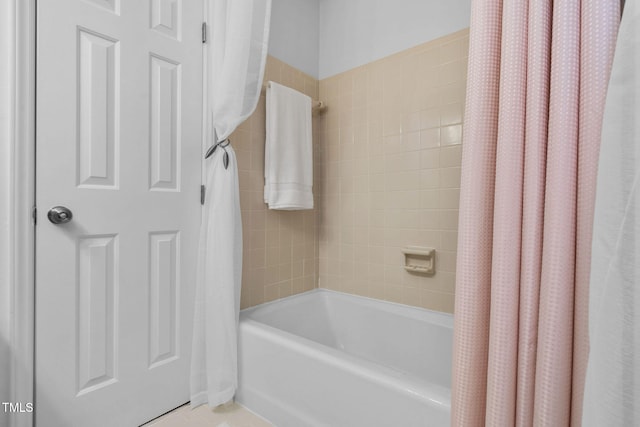 bathroom with shower / tub combo