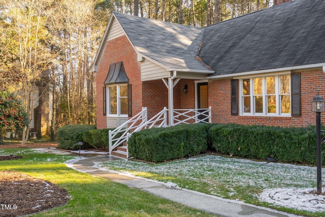 view of front facade with a front lawn